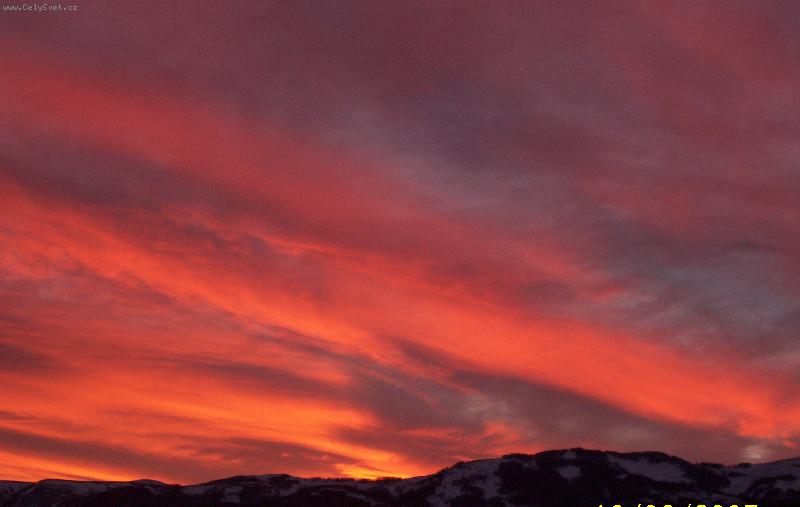 Foto: Z�pad slunce v Kosovu