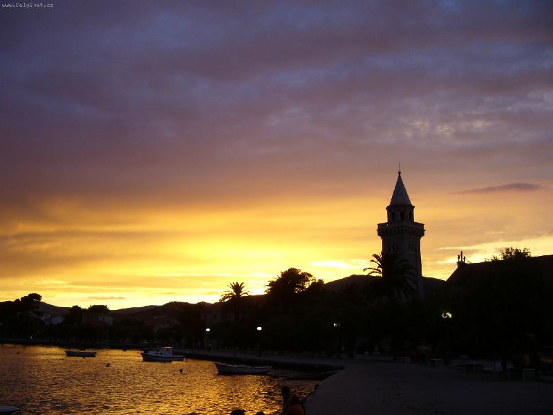 Foto: z�pad slunce nad m�stem