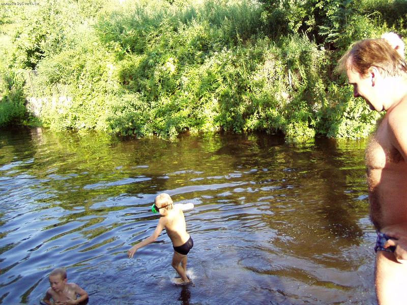 Foto: Um� chodit po vod�-P�i sk�k�n� do vody