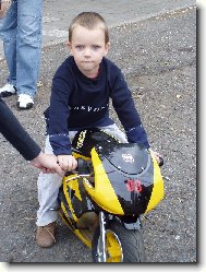 Tom�ek na motorce