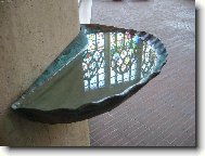 Sv�cen� voda ve francouzsk�m kostele