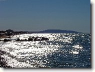 slunce odr�ej�c� se ve vln�ch