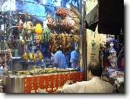 �erstv� mas��ko nakup�te v Hong Kongu kdykoliv v noci . . .