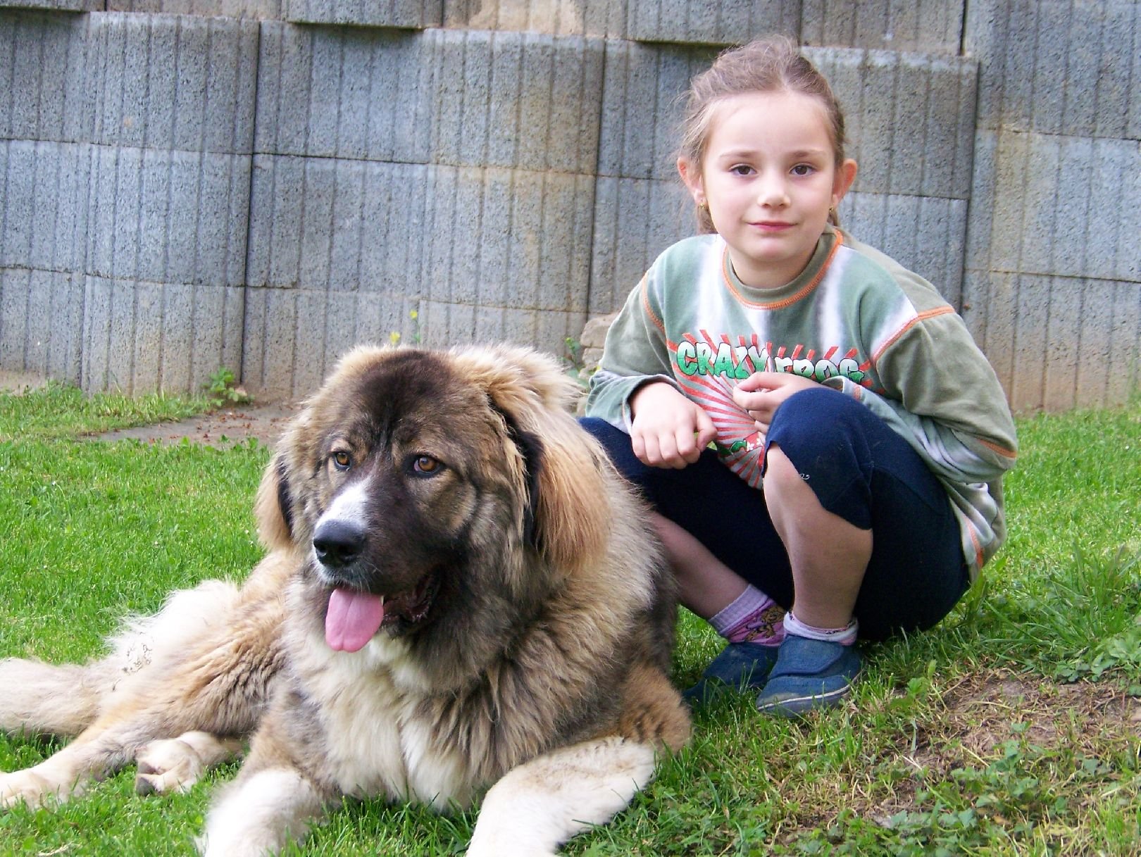 Foto: Kikinka s �jou p�ed domem